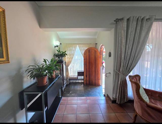 6 BEDROOM HOUSE FOR SALE IN FREEWAY PARK